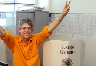 TRE absolve Ricardo Coutinho das acusaçãos de usar máquina para comprar votos