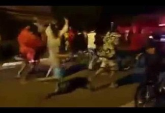 VEJA VÍDEO: Manifestantes roubam Tocha Olímpica em Angra dos Reis