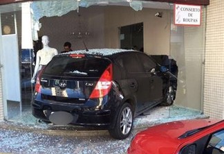 MANAÍRA: Motorista perde controle do carro na ré e invade loja de roupas em João Pessoa