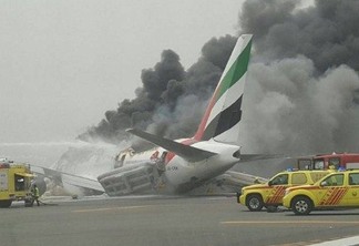 VEJA VÍDEO - Avião pega fogo e faz pouso forçado em Dubai