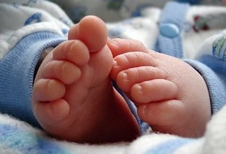 SEM FRALDAS: Casal de médicos treina filha recém-nascida para usar logo o sanitário
