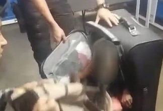 VEJA VÍDEO – Mulher que tentou embarcar com criança dentro de mala no RJ é presa