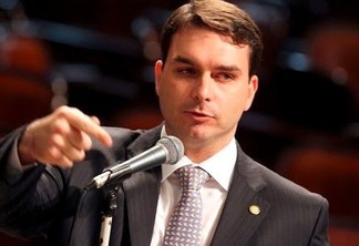 Pelo menos outros oito funcionários do gabinete teriam transferido dinheiro para assessor de lávio Bolsonaro, aponta COAF