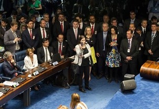 Bancada do PT no Senado busca modo de preservar direitos políticos de Dilma