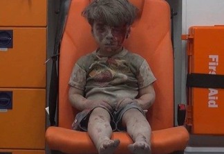 Morre irmão de menino que chocou o mundo ao ser filmado após bombardeio na Síria