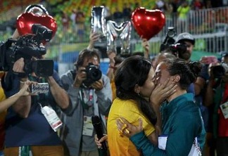 ROMANTISMO - Jogadora de rúgbi é pedida em casamento pela namorada nos Jogos do Rio