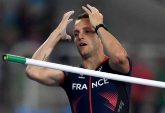 Técnico de francês sugere que 'candomblé' estaria por trás de vitória brasileira no salto com vara