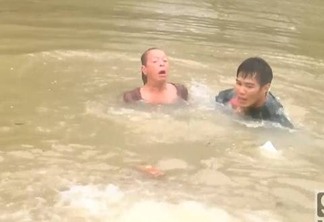 Vídeo mostra momento em que mulher e cachorro são resgatados durante enchente nos EUA