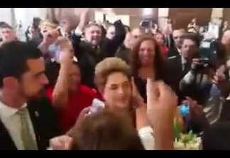 VEJA VÍDEO - Ao lado de Lula e Chico Buarque, Dilma é recebida com festa e flores no Senado
