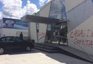 "CASAS DOS GOLPISTAS" - Sede do PMDB na Paraíba é atacada pela terceira vez; VEJA VÍDEO