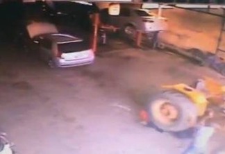 IMAGENS FORTES - Mecânico idoso sobrevive após ser atropelado por trator; Veja vídeo
