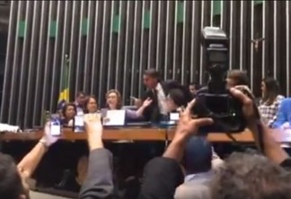 VEJA VíDEO: Bolsonaro se exalta em sessão sobre o estupro