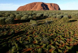 Drone capta vista deslumbrante de pedra sagrada em deserto australiano; VEJA IMAGENS