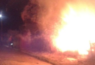 IMAGENS FORTES - Homem morre durante passeata ao manipular fogos de artifício na PB