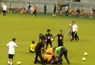 Torcedores invadem treino da seleção, agarram e derrubam Neymar no gramado - VEJA VÍDEO