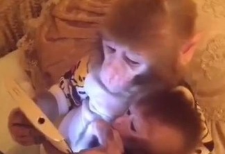 Macaco ‘ensina’ filhote a mexer num tablet e vídeo bomba na internet