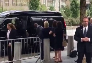 VEJA VÍDEO - Hillary Clinton quase desmaia em cerimônia de homenagem as vítimas de 11 de setembro