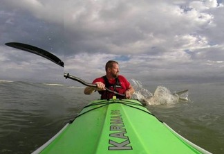 VEJA VÍDEO: Homem é surpreendido por tubarão enquanto remava no seu caiaque