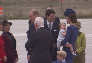 VEJA VÍDEO: Príncipe George ignora primeiro-ministro do Canadá em chegada ao país