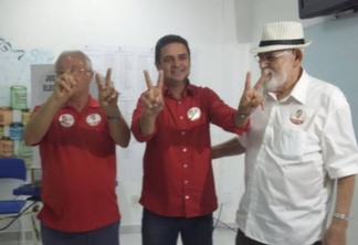 Professor Charliton vota ao lado de Frei Anastácio e Luiz Couto