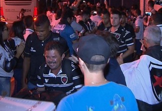 BELO EM PESO: Torcida do Botafogo-PB acompanha embarque de jogadores