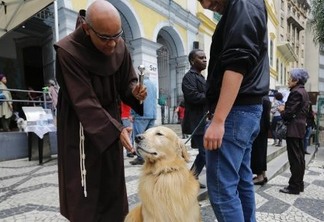 Igreja católica distribui 'ração benta' no dia de São Francisco de Assis
