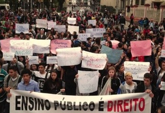 Secundaristas no Paraná ocupam 300 escolas e põem governador sob pressão