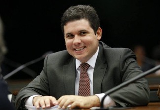 Hugo Motta parabeniza Dinaldinho e coloca gabinete à disposição de prefeito eleito de Patos