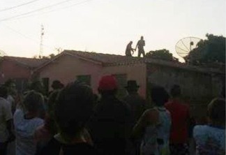 ASSISTA: homem armado sobe em casas e causa confusão no Sertão