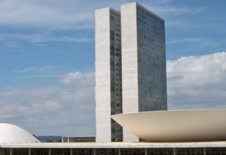 Confira a lista de senadores e deputados que recebem auxílio moradia mesmo tendo imóveis em Brasília