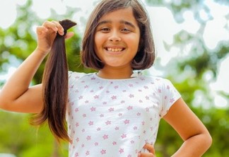 Maria Clara Cirino, de 8 anos doa cabelo pra crianças com cancer