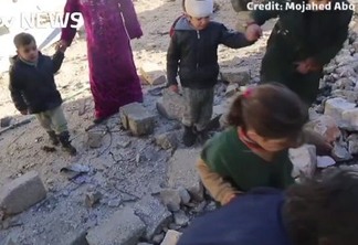 VEJA VÍDEO: Cinegrafista flagra momento em que crianças ficam presas sob fogo cruzado