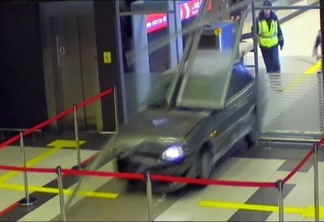 'Por amor', motorista bêbado invade aeroporto com carro - VEJA VÍDEO