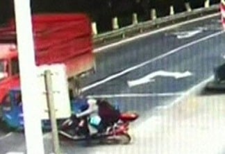 Criança sobrevive após ser atingida por caminhão que avançou semáforo vermelho na China - VEJA VÍDEO