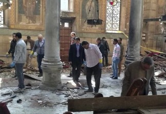 EGY - EGITO/ATAQUE/CATEDRAL - INTERNACIONAL - Movimentação de policiais e peritos na   área interna da principal catedral   cristã copta do Egito, onde uma   explosão matou 25 pessoas e feriu   outras 35 neste domingo, 11, no Cairo,   de acordo com informações do canal de   televisão estatal do país, MENA. Este é   o segundo ataque terrorista na capital   em dois dias.    11/12/2016 - Foto: OMAR EL-HADY/ASSOCIATED PRESS/ESTADÃO CONTEÚDO