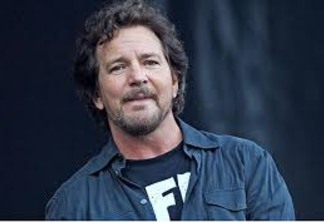 Cantor Eddie Vedder doa 30 mil reais a família que seria despejada