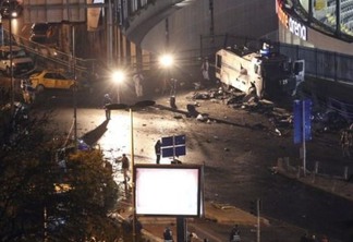 TUR - ISTAMBUL/ATENTADO/TERRORISMO - INTERNACIONAL -  Policiais forenses investigam o local onde duas explosões deixaram pelo menos 13 mortos     no entorno do estádio de Besiktas, em Istambul, neste sábado, de acordo com a agência     Reuters. Mais cedo, o ministro do Interior do país, Suleyman Soyly, disse que 20     policiais foram feridos com o atentado. A explosão foi pouco depois de um jogo no     estádio, entretanto, as autoridades acreditam que o alvo eram os policiais.    10/12/2016 - Foto: DHA/ASSOCIATED PRESS/ESTADÃO CONTEÚDO
