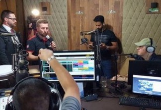 Após 1 mês, Rafael Henzel visita rádio para qual trabalha em Chapecó