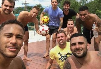 Neymar posta fotos com amigos durante a visita ao Brasil
