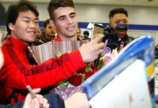 Oscar desembarca em Xangai e é recebido por torcedores na China