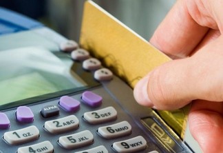 Procon autua 33 lojas por limitarem valor nas compras com cartão de crédito