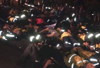 Agentes da Lei Seca deitam no chão em protesto contra 'assassinato' de Diogo Nascimento