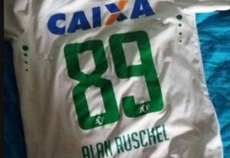 Colombianos devolvem camisa de Ruschel encontrada em escombros