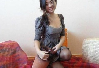 Foto de mulher com “três pernas” chama atenção e confunde internautas