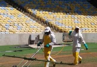 Sem contrato, empresa pulveriza gramado do Maracanã para eliminar lagartas