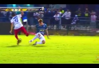 VEJA VÍDEO: jogador de futebol quebra a perna durante partida na Costa Rica