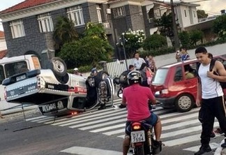 Viatura da PM capota após bater em outro veículo em cruzamento na capital
