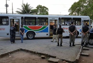 Jovem é morto por rivais dentro de ônibus na capital