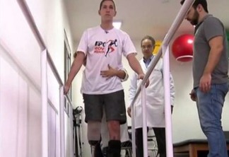 Jackson Follmann faz fisioterapia para se adaptar à protese