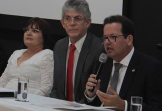 Ricardo Coutinho participa da posse do novo presidente do TCE